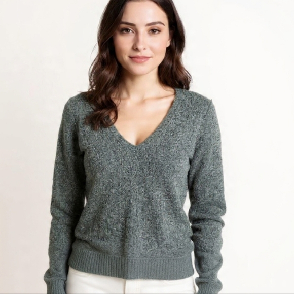 M☘️Reitmans Forest Green V-Neck Sweater - Picture 3 of 7